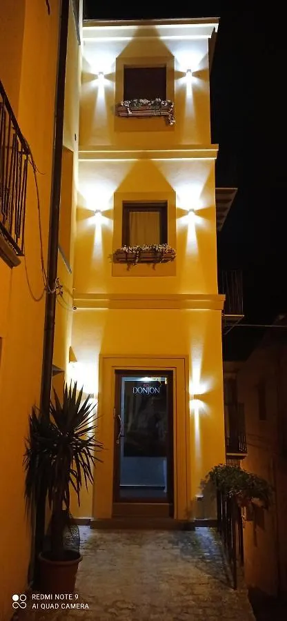 Couette-café Donjon Suite Centro Storico Castelbuono
